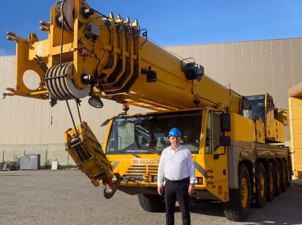 Mustafa Egemen Şener .biz — şantiyede TEREX vinç önünde